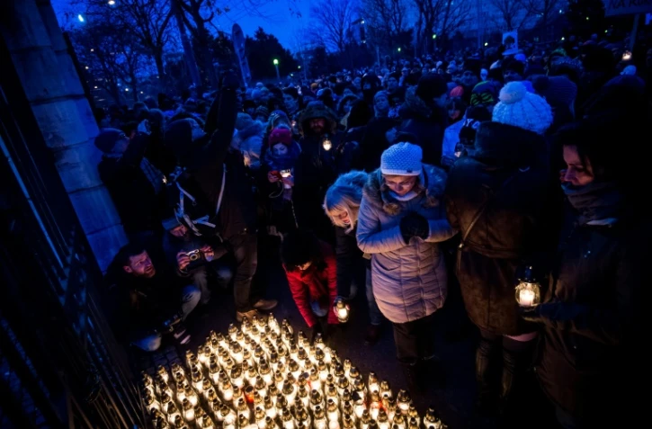 Des personnes se recueillent lors d'une marche silencieuse pour condamner le meurtre du journaliste Jan Kuciak et sa compagne Martina Kusnirova, le 28 février 2018 à Bratislava, en Slovaquie