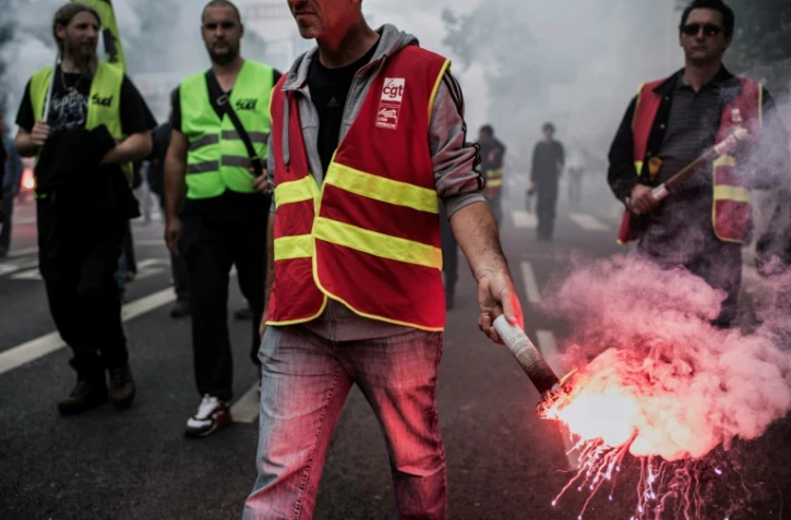 Des cheminots de la CGT et de SUD-rail manifestent devant le siège du Medef à Lyon le 1er juin 2016