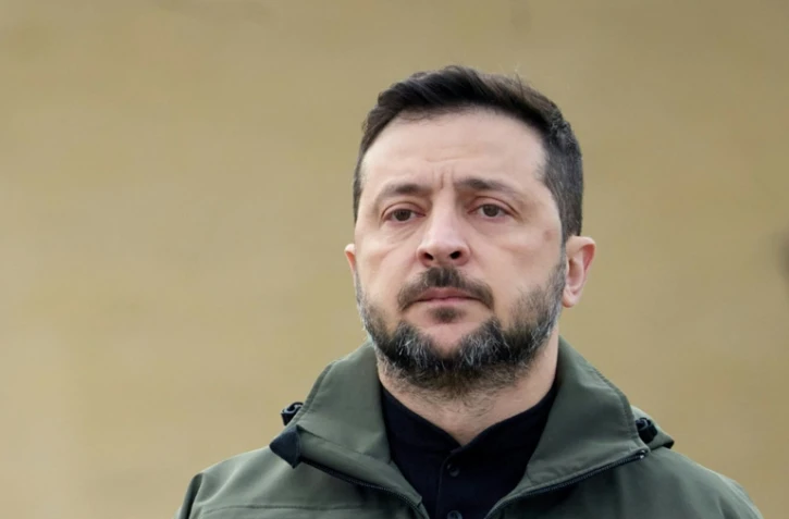 Le président ukrainien Volodymyr Zelensky assistant à une cérémonie marquant la Journée des défenseurs, une fête rendant hommage aux anciens combattants et aux membres tombés au combat des Forces armées ukrainiennes, à Kiev, le 1er octobre 2025