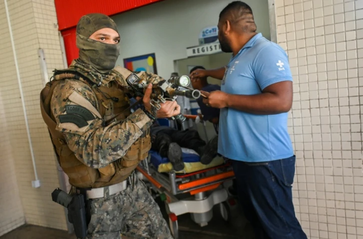 Un policier blessé arrive à l'hôpital Getulio Vargas de Rio après le raid dans la favela Vila Cruzeiro, le 24 mai 2022