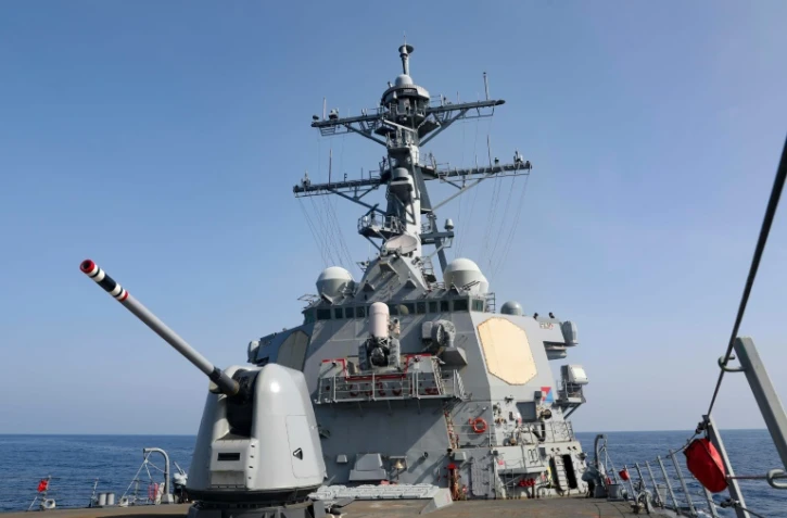 Photo diffusée par la marine américaine le 16 avril 2023 du destroyer USS Milius lors d'un transit de routine dans le détroit de Taïwan