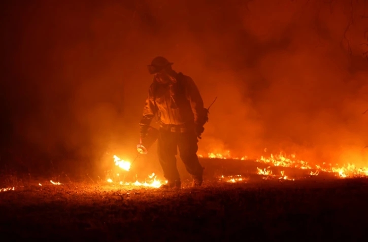Un pompier lutte contre l'incendie "Oak Fire" qui s'est déclaré vendredi dans une forêt du comté de Mariposa, en Californie, près du parc national de Yosemite, le 23 juillet 2022
