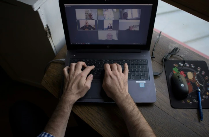 Un homme télétravaille de chez lui à Vertou, lors du premier confinement, le 14 mai 2020