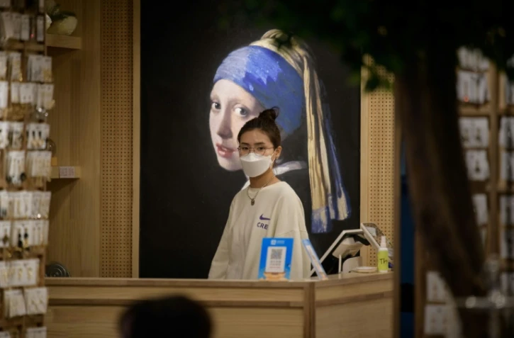 Une vendeuse dans une boutique à Séoul, le 6 mars 2020