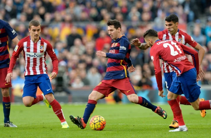 Antoine Griezmann (g) et Lionel Messi lors d'un match entre l'Atletico Madrid et le FC Barcelone au Camp Nou, le 30 janvier 2016