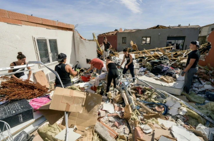 Des personnes aident au nettoyage des décombres après le passage d'une tornade à Pomas, dans l'Aude, le 25 août 2026