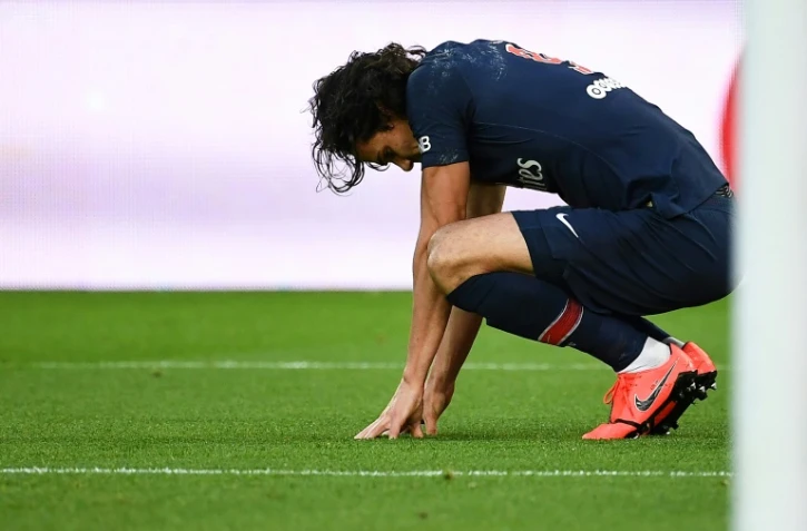 L'attaquant uruguayen du PSG Edinson Cavani blessé après avoir transformé un penalty contre Bordeaux en championnat, le 9 février 2019 au Parc des Princes  