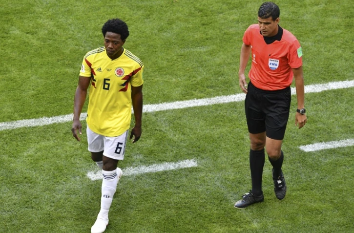 Le milieu de la Colombie Carlos Sanchez (g) quitte la pelouse après avoir écopé un carton rouge contre le Japon au Mondial, le 19 juin 2018 à Saransk 