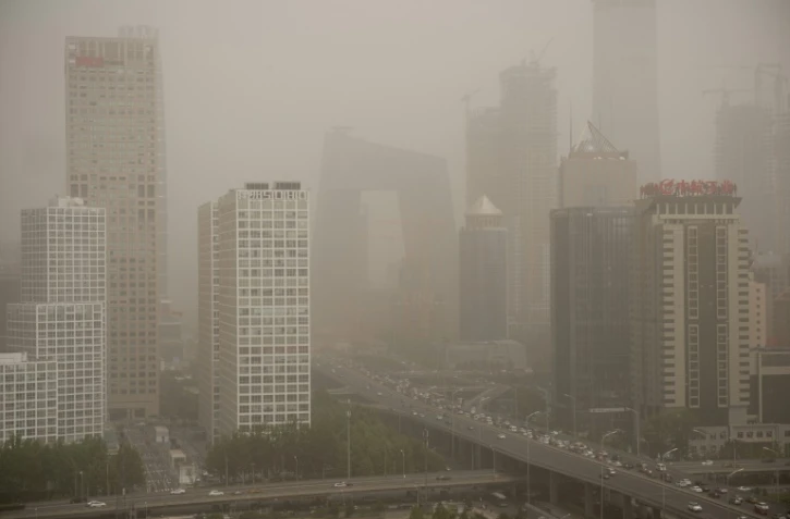 Vue sur le quartier des affaires à Pékin, le 10 septembre 2017
Soucieux de muscler sa lutte anti-pollution, Pékin envisage  d'interdire la vente des voitures à essence