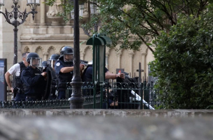 Policiers sur le site de l'attaque sur le parvis de la cathédrale Notre-Dame de Paris, le 6 juin 2017