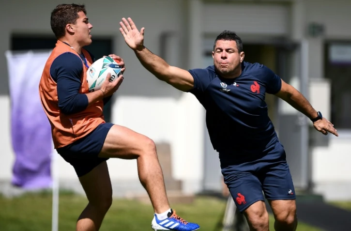 Le demi de mêlée Antoine Dupont (g) et le talonneur Guilhem Guirado lors d'un entraînement à Fujiyoshida, le 14 septembre 2019