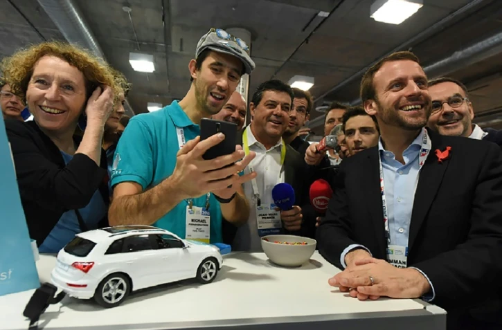 Le ministre de l'Economie, Emmanuel Macron (D) le PDG de Business France (M) et Muriel Pénicaud (G) au salon de l'électronique à Las Vegas, le 7 janvier 2016