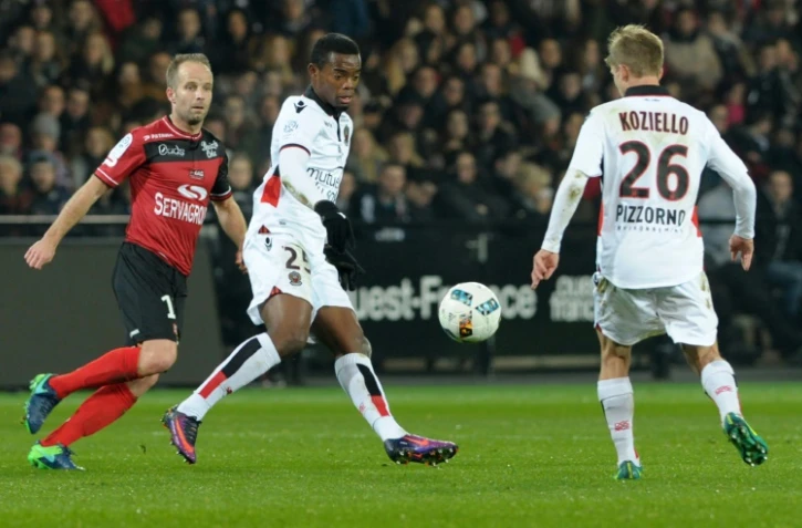 Les milieu de terrain de Nice Wylan Cyprien et Vincent Koziello lors d'un match à Guingamp, le 30 novembre 2016 au Roudourou