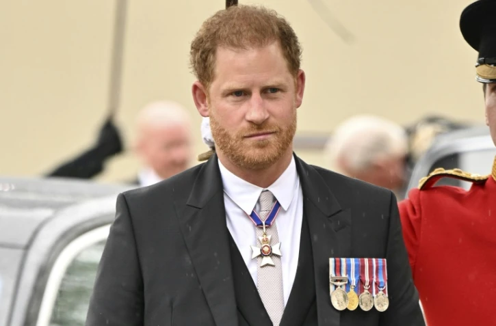 Le prince Harry arrive à l'abbaye de Westminster pour le couronnement de son père Charles III, le 6 mai 2023 à Londres