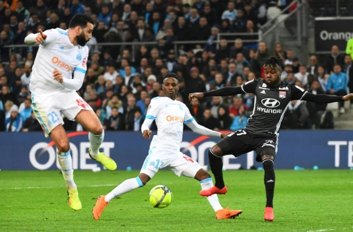Les Marseillais Adil Rami et Bouna Sarr tentent de stopper le Lyonnais Maxwel Cornet, lors du dernier choc des Olympiques disputé au Vélodrome, le 18 mars 2018