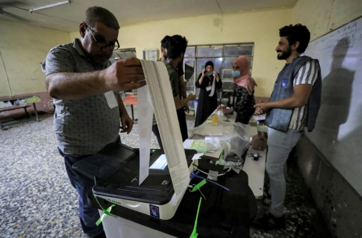 Décompte électronique des bulletins de vote aux élections législatives, le 10 octobre 2021 à Bagdad, en Irak