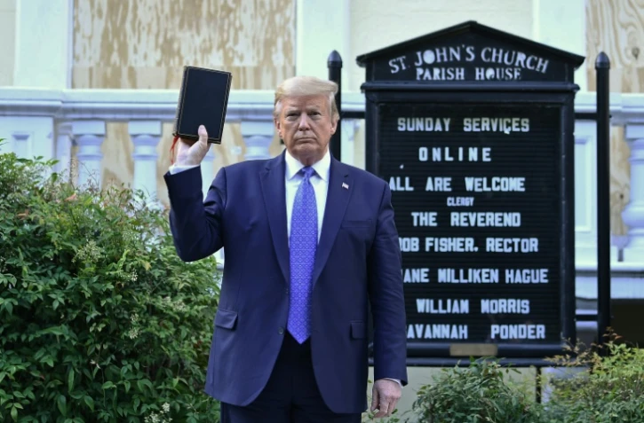 Donald Trump brandit une Bible devant l'église épiscopalienne St John à Washington, le 1er juin, 2020.
