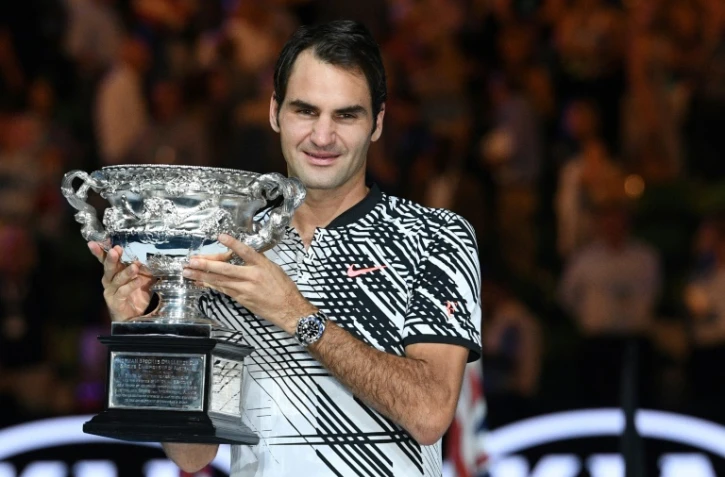 Roger Federer brandit son trophée après sa victoire face à Rafael Nadal en finale de l'Open d'Australie, le 29 janvier 2017 à Melbourne 