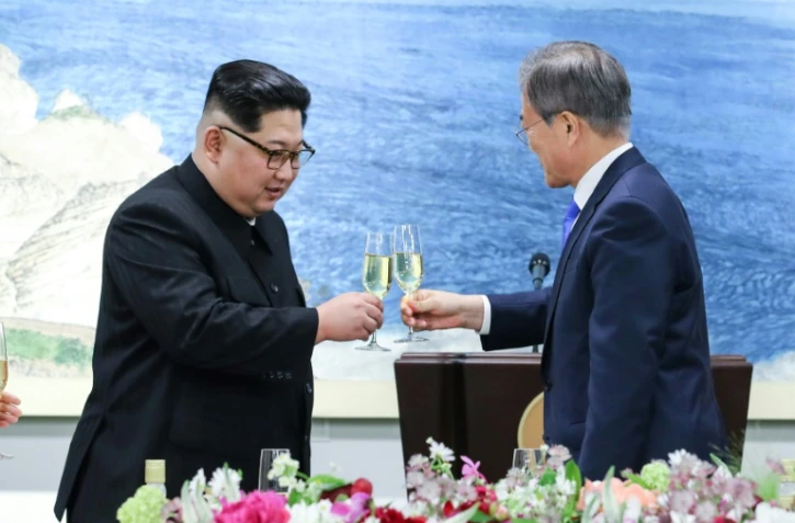 Le leader nord-coréen Kim Jong Un porte un toast avec le président sud-coréen Moon Jae-in au banquet officiel du sommet intercoréen, le 27 avril 2018 à Panmunjom