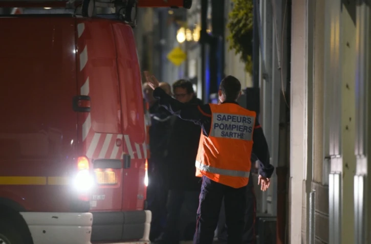 Les pompiers s'apprêtent à évacuer la joggeuse de 17 ans qui avait disparu avant d'être retrouvée vivante à Sablé-sur-Sarthe, à une dizaine de kilomètres de son domicile, le 9 novembre 2021