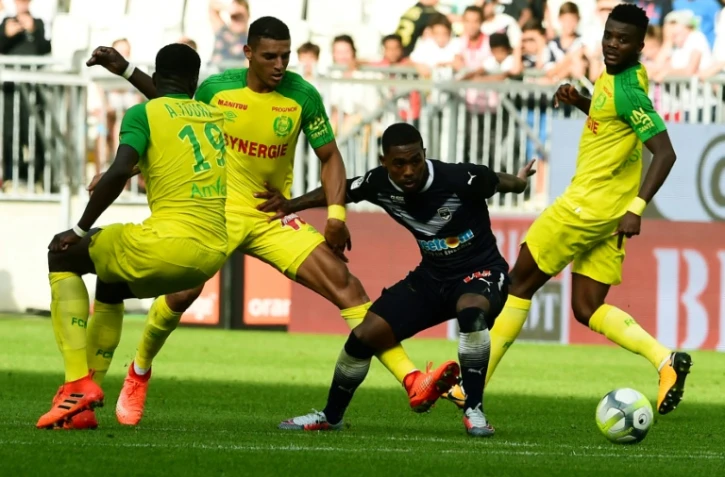 L'attaquant de Bordeaux Malcom (c) à la lutte avec la défense nantaise, le 15 octobre 2017 à Bordeaux