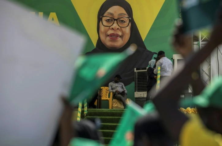 Portrait de la présidente sortante et candidate à la présidentielle en Tanzanie Samia Suluhu Hassan lors d'un meeting à Stone Town (Tanzanie), le 26 octobre 2025