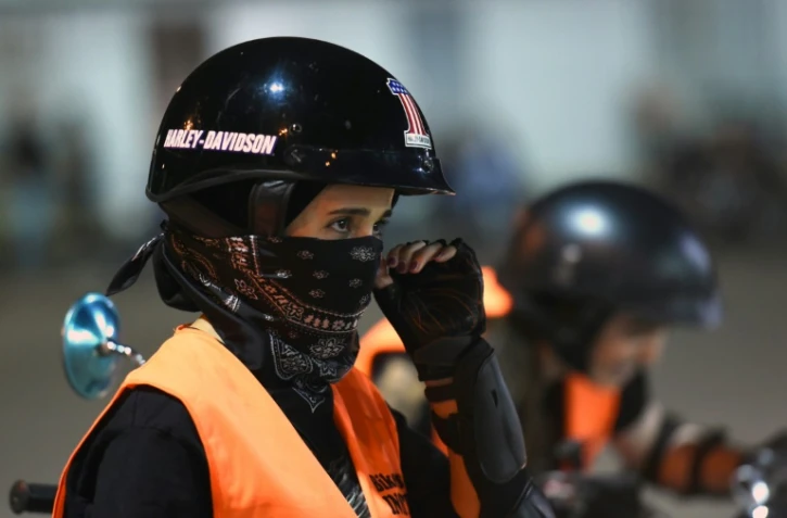 Une jeune Saoudienne, Noura, se prépare pour une leçon de conduite à moto, le 3 juin 2018 à Ryad