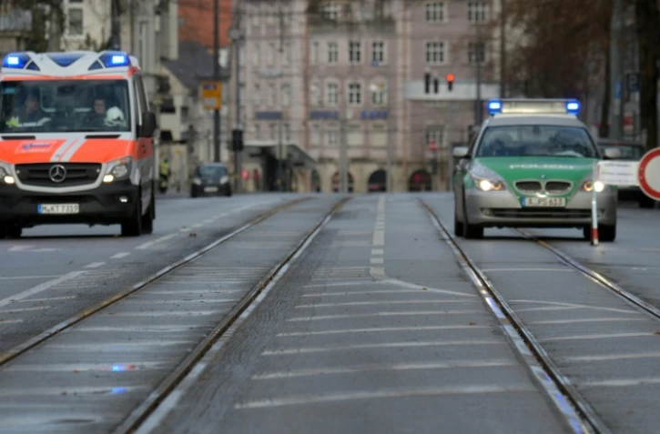 Une ambulance et une voiture de police à Augsburg en Allemagne, le 25 décembre 2016