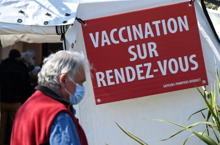 Devant un centre de vaccination à Vailhauques, près de Montpellier, dans le sud de la France, le 8 avril 2021