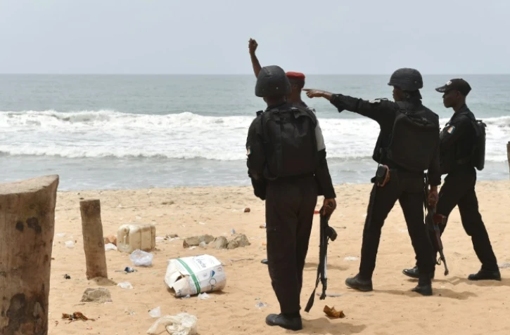 Des militaires patrouillent sur la plage de Grand Bassam en Côte d'Ivoire, le 14 mars 2016