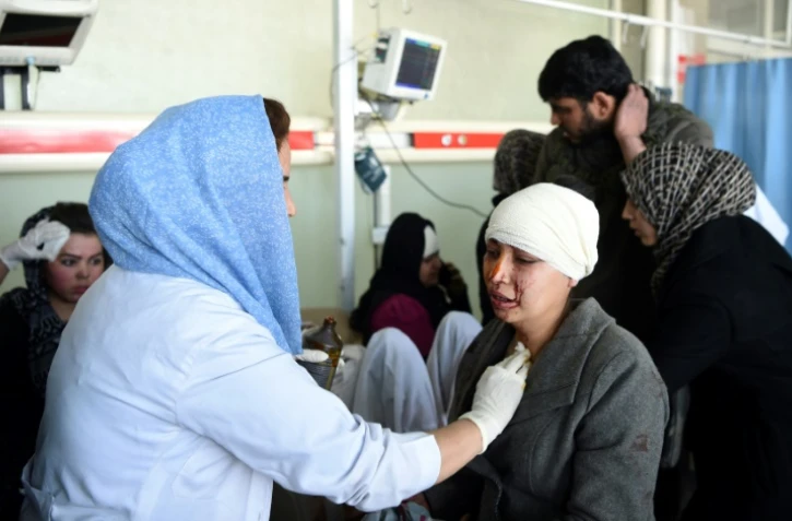 Des victimes de l'attentat à l'ambulance piégée se font traiter à l'hôpital de Jamhuriat à Kaboul, le 27 janvier 2018