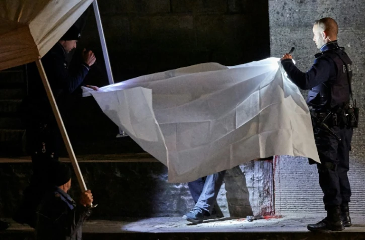 Des policiers suisses recouvrent le corps d'un homme retrouvé près d'un centre de prières musulman, le 19 décembre 2016 à Zurich