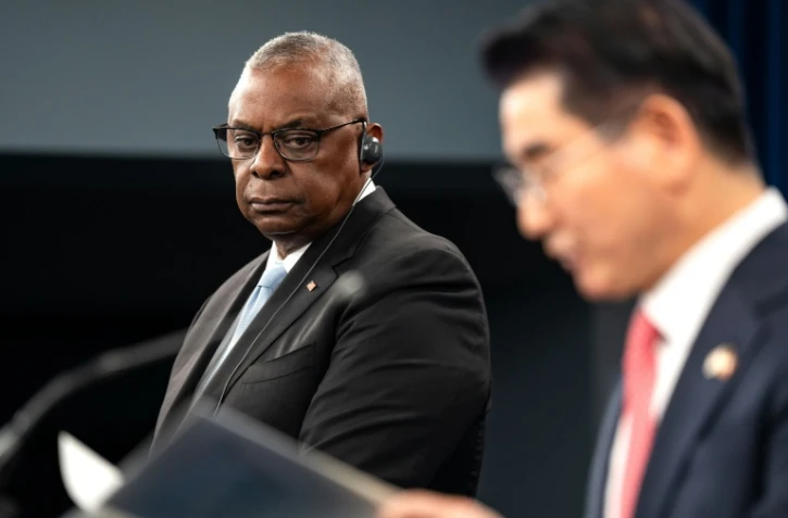 Le ministre américain de la Défense Lloyd Austin et son homologue Kim Yong-Hyun, au Pentagone, en Virginie, le 30 octobre 2024