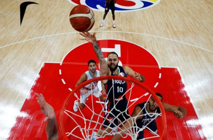 Evan Fournier monte au lay-up face à l'Argentine en demi-finale de la Coupe du monde à Pékin, le 13 septembre 2019