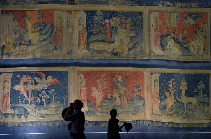 Des visiteurs du château d'Angers devant la tenture de l'Apocalypse, le 22 septembre 2016