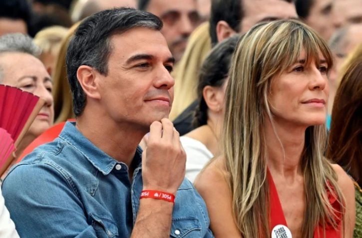 Le Premier ministre espagnol Pedro Sanchez et son épouse Begoña Gómez, le 21 juillet 2023 à Getafe, près de Madrid