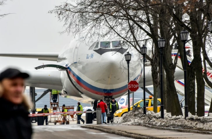 L'avion russe Il-96 qui a rapatrié 46 diplomates russes expulsés des Etats-Unis ainsi que leurs familles photographié à l'aéroport moscovite de  Vnukovo, le 1er avril 2018