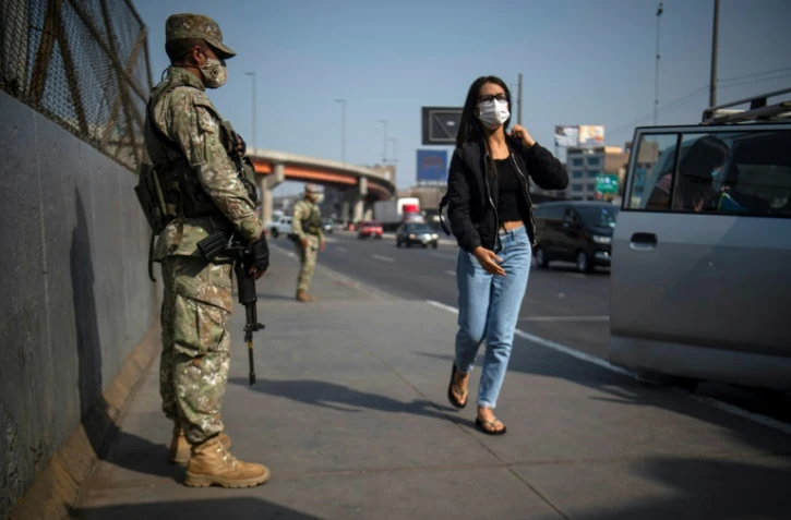 Le couvre-feu instauré à Lima avec la présence de militaires suscitait l'incompréhension et était peu respecté dans la capitale péruvienne, le 5 avril 2022