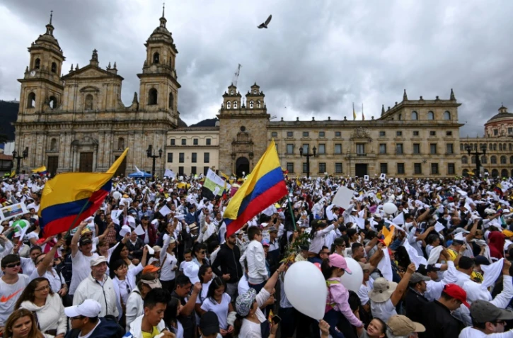 Des miliers de Colombiens sur la place Bolivar à Bogota, le 20 janvier 2019, pour manifester leur refus du terrorisme et en hommage aux victimes de l'attentat qui a fait 20 morts le 17 dans la capitale colombienne
