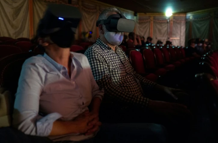 Des spectateurs assistent en réalité virtuelle à une répétition de "Toulouse-Lautrec", nouveau ballet de Kader Belarbi, au théâtre du Capitole à Toulouse, le 14 octobre 2021