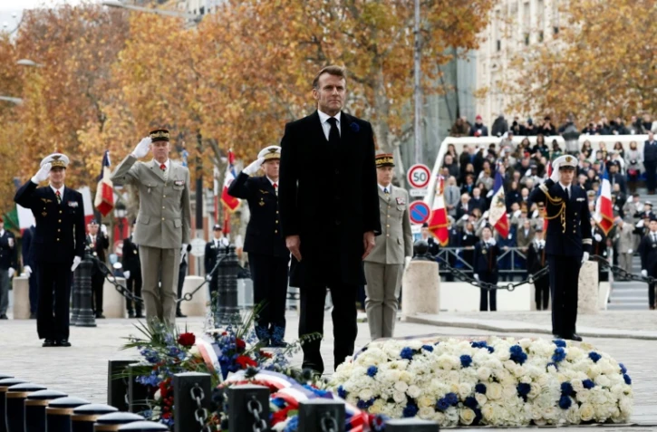 Le président Emmanuel Macron lors des cérémonies du 107e anniversaire de l'Armistice du 11 novembre 1918 devant l'Arc de Triomphe à Paris, le 11 novembre 2025