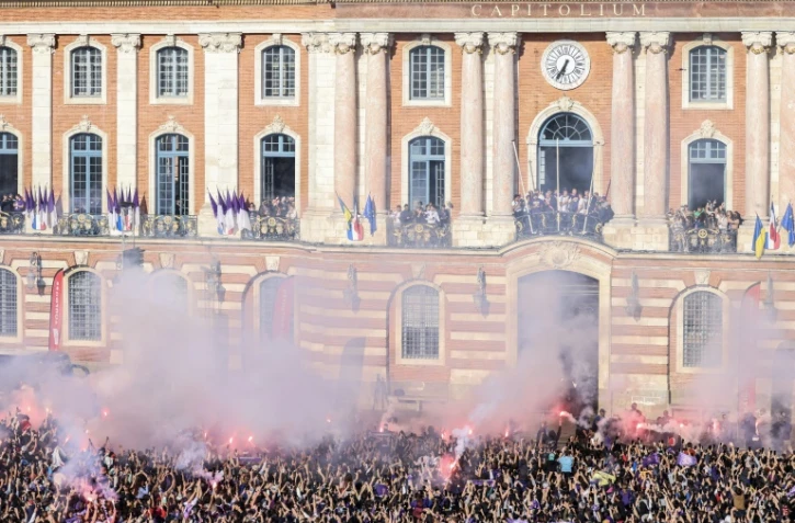 Les Toulousains, vainqueurs de la Coupe de France, célèbrent leur triomphe avec leurs supporters, le 30 avril 2023 à Toulouse
