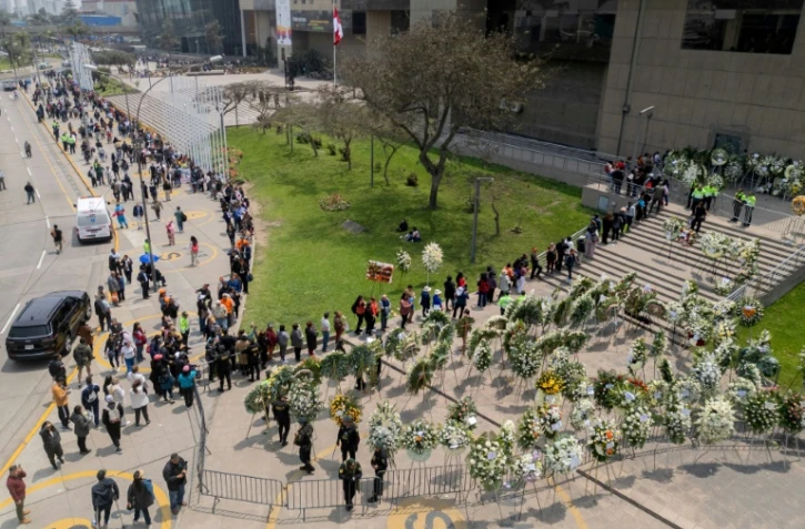 Les partisans de l'ancien président péruvien Alberto Fujimori (1990-2000) attendent d'entrer dans le ministère de la Culture lors de ses funérailles nationales à Lima, le 13 septembre 2024