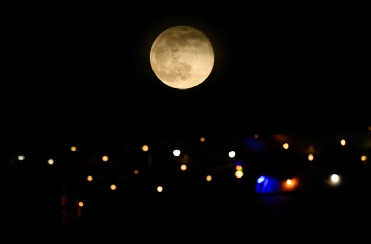 La lune au-dessus de Fort-de-France, en Martinique, le 5 novembre 2025