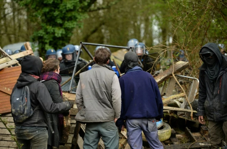 Des manifestants s'opposant à l'opération d'évacuation de la ZAD lundi 9 avril 2018 à Notre-Dame-des-Landes (Loire-Atlantique)