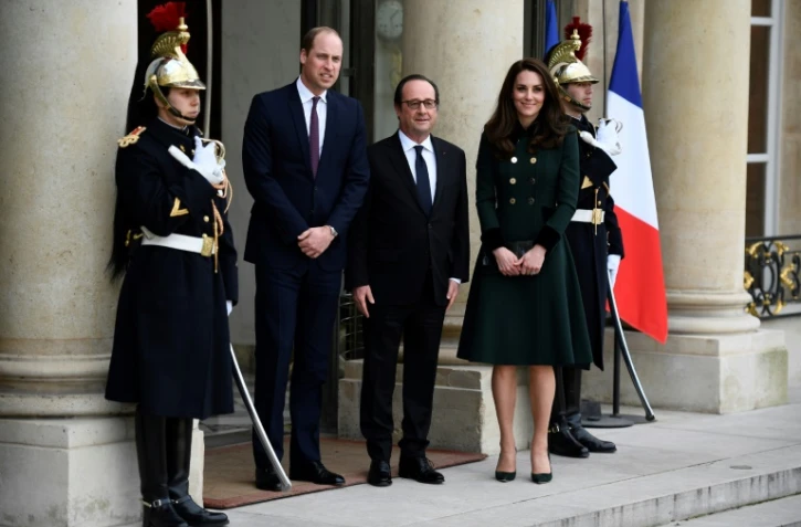 Le président français François Hollande (C) accueille le prince William (G) et son épouse  Kate, sur les marches de l'Elysée, le 17 mars 2017 à Paris