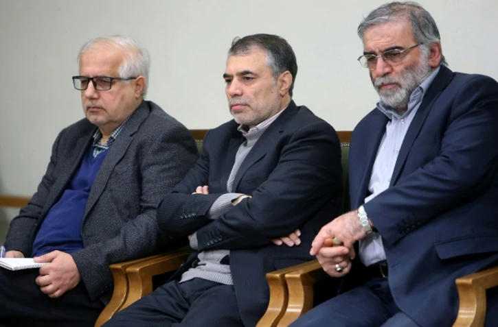Photo fournie par les autorités iraniennes le 27 novembre 2020 du scientifique iranien Mohsen Fakhrizadeh (d),le 23 janvier 2019 à Téhéran avec des officiels