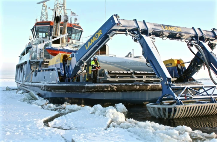 Le brise-glace Atho participe à un exercice pour dégager du pétrole stocké sous la glace, le 5 février 2016 à Tornio (nord de la Finlande)