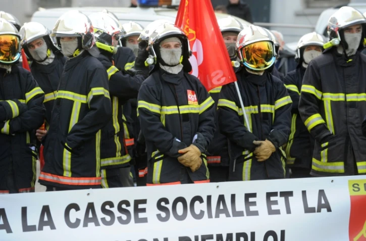 Des pompiers manifestent contre des suppressions d'emplois dans les services publics le 19 novembre 2016 à Brest (Finistère)