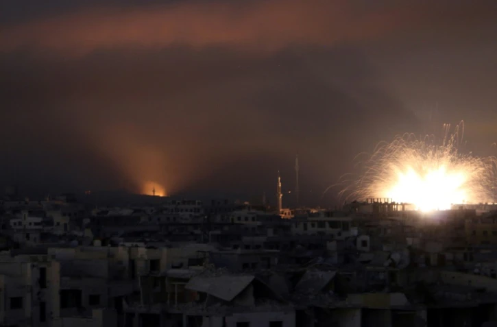 Bombardements du régime sur la localité de Zamalka dans l'enclave rebelle de la Ghouta orientale, le 12 mars 2018 